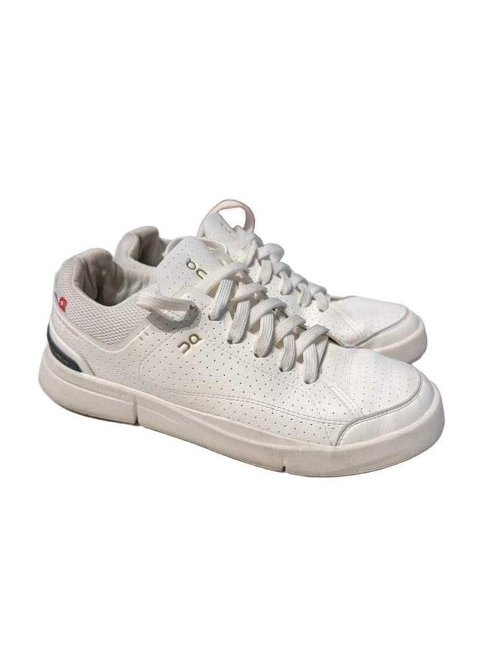 ON WOMAN’S THE ROGER CENTRE COURT WHITE SNEAKERS SZ 7.5